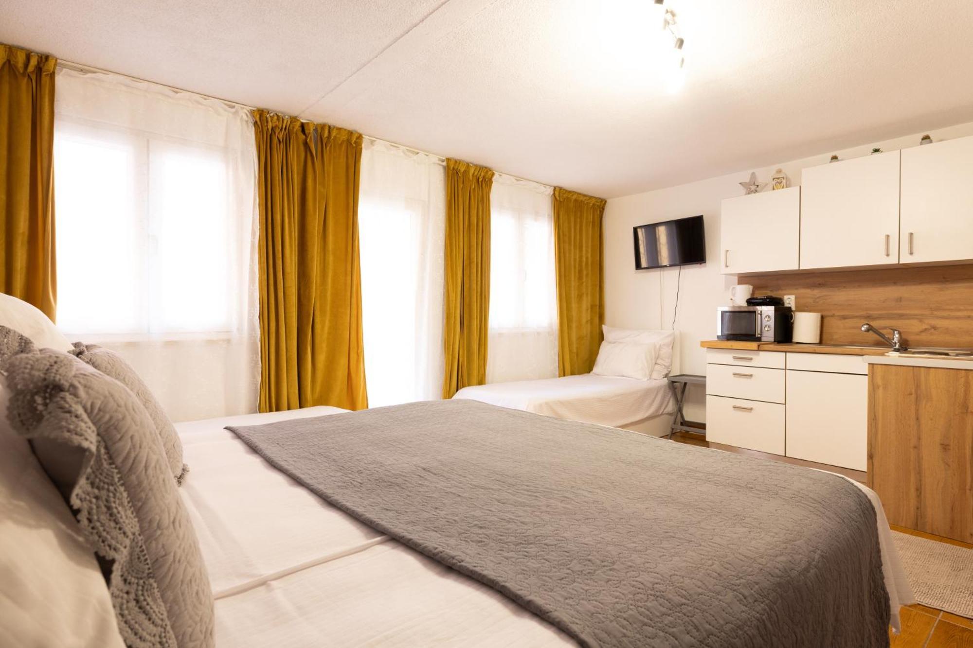 Guesthouse Rebecca Макарска Экстерьер фото