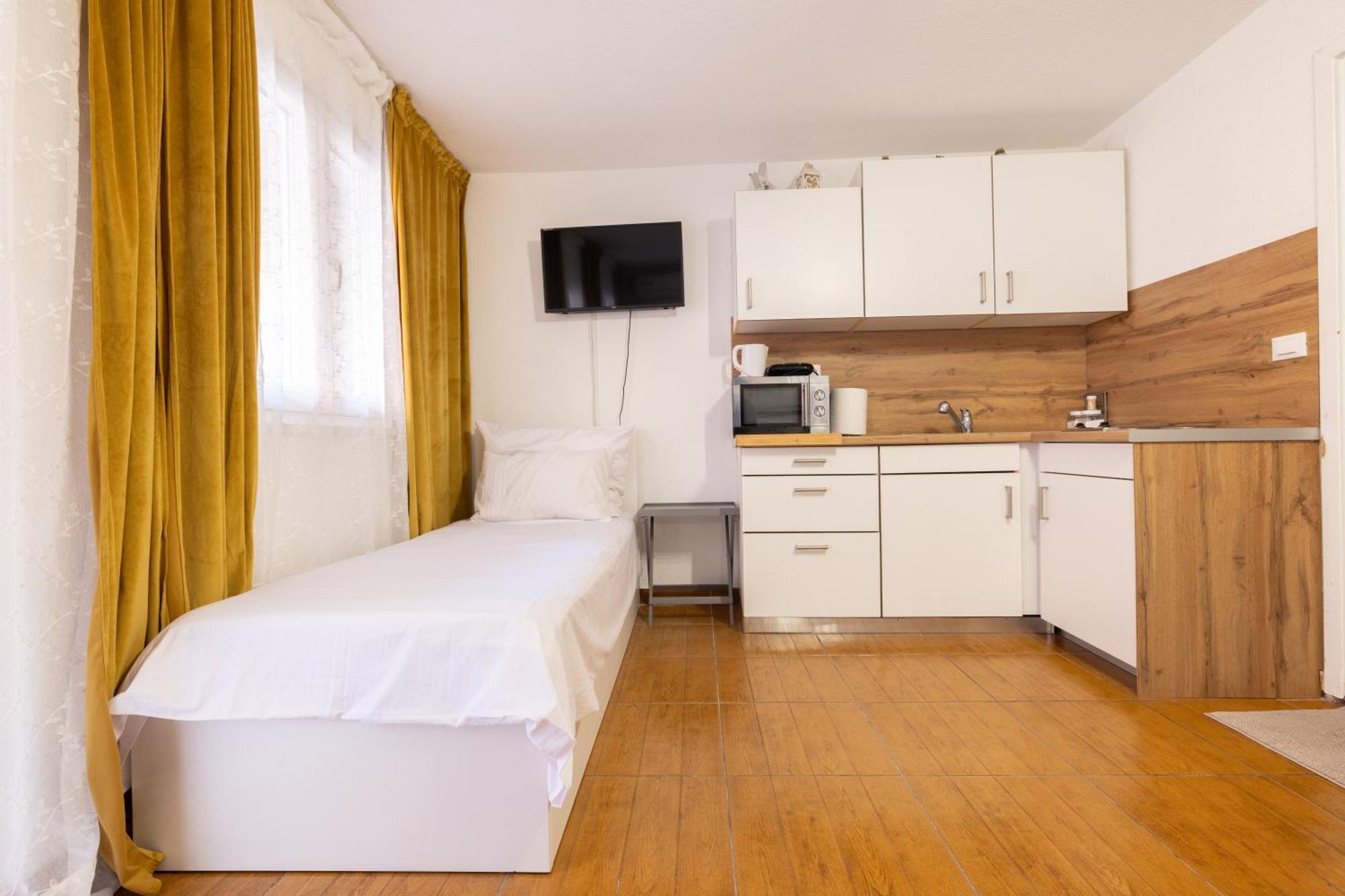 Guesthouse Rebecca Макарска Экстерьер фото